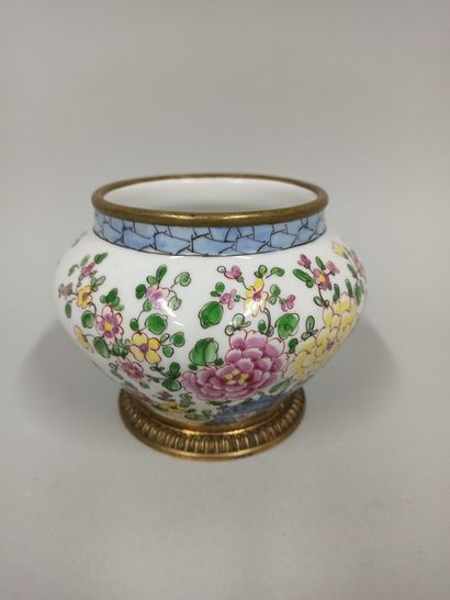 null 
CHINE, début du XXe siècle
Petit vase en porcelaine 

Décor de fleurs et rocher...