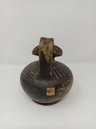 null Oenochoe with three-lobed beak, shoulder engraved with parallel lines

Ochre...