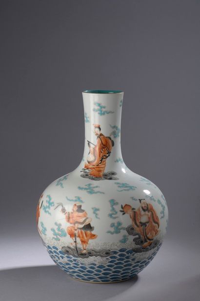 null CHINE - Moderne

Vase de forme «tianqiuping» en porcelaine émaillée polychrome...