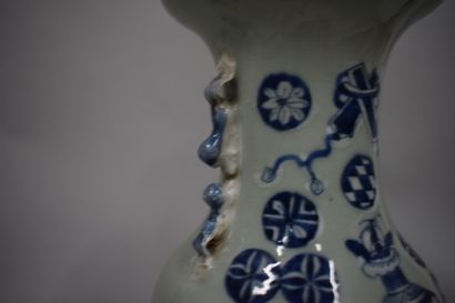 null CHINE - Fin XIXe siècle

Vase balustre en porcelaine émaillée en vert céladon...