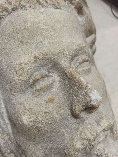 null Console en pierre calcaire sculptée d’une tête d’homme barbue coiffée de feuillages

XVIe...