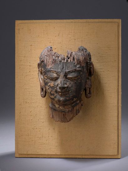 null CHINA - MING period (1368 - 1644)

Wooden head with traces of gold lacquered...