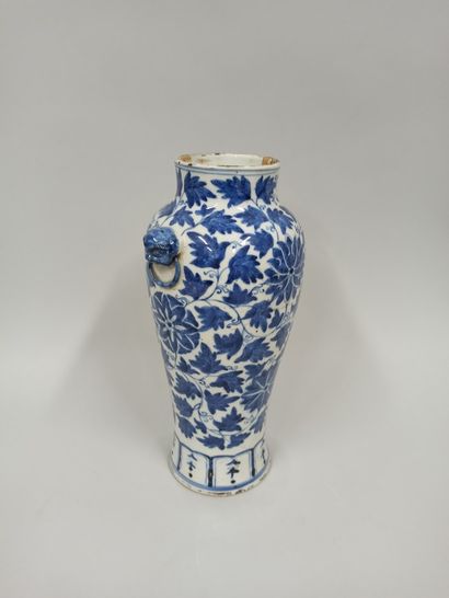 null CHINE - Début XXe siècle

Vase balustre en porcelaine bleu blanc à décor de...