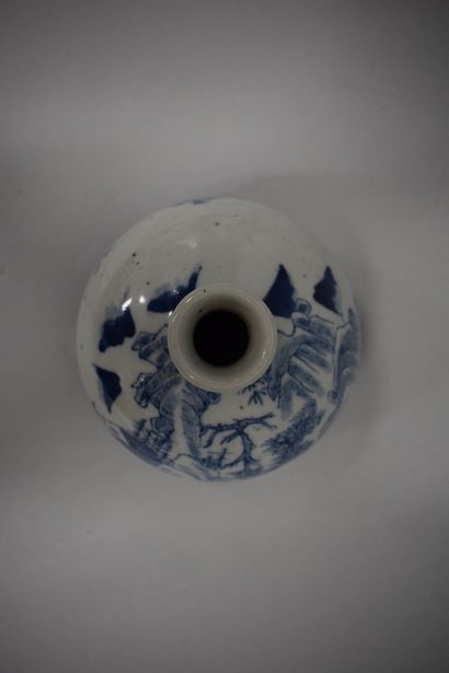 null CHINA - Early 20th century

Blue and white porcelain brush in the shape of a...