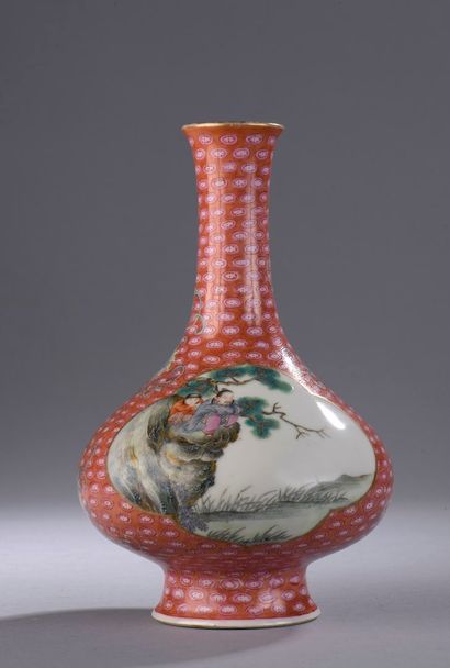 null CHINA - Early 20th century

A long-necked low-body porcelain vase with polychrome...