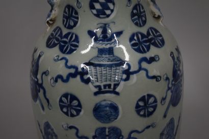 null CHINE - Fin XIXe siècle

Vase balustre en porcelaine émaillée en vert céladon...