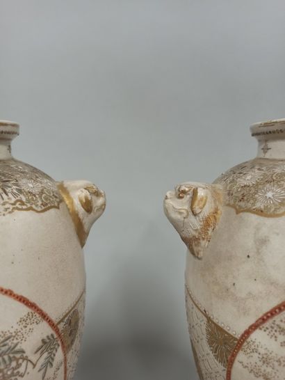 null JAPON, Fours de Satsuma - Début XXe siècle

Paire de vases balustres en faïence...