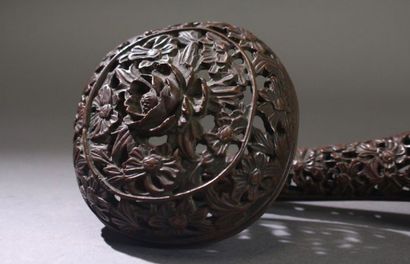null CHINE - Moderne

Large sceptre ruyi en bronze ajouré de pivoines dans leur feuillage....