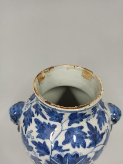 null CHINE - Début XXe siècle

Vase balustre en porcelaine bleu blanc à décor de...