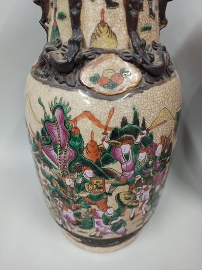 null CHINA, Nanjing - 19th century

Pair of cracked porcelain vases with polychrome...