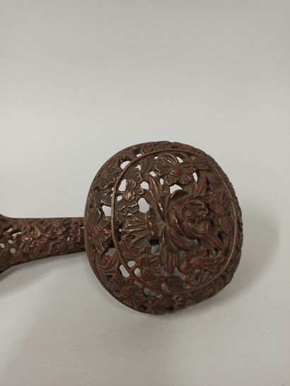 null CHINA - Modern

A large bronze ruyi sceptre with peonies in their foliage. 

L.:...