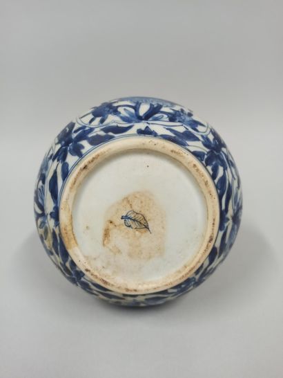 null CHINE - Moderne

Vase en porcelaine bleu blanc à panse basse, le cou du col...