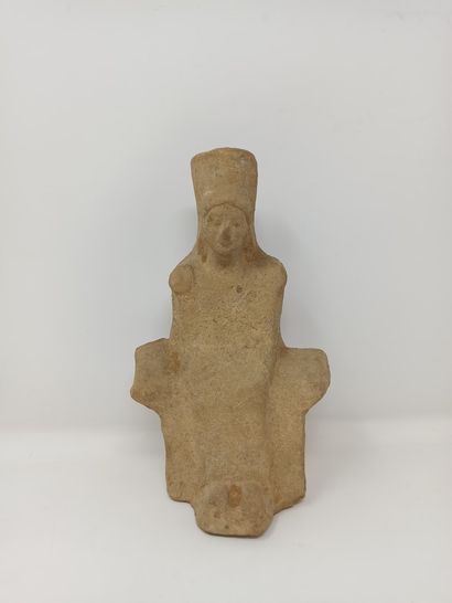 null Seated peplophore figure carrying a kalathos

Beige terracotta.

Sicilian workshop...