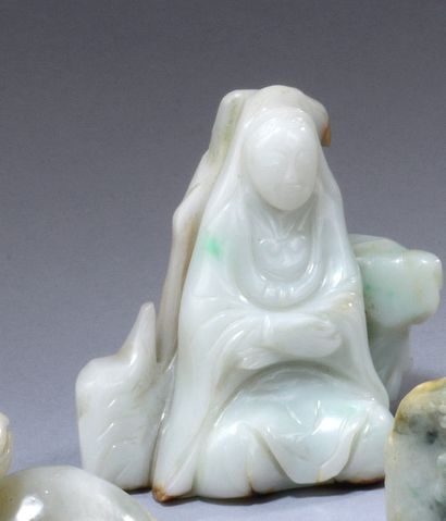 null CHINE - XXe siècle

Groupe en jadéite sculptée de guanyin assise sur le rocher....