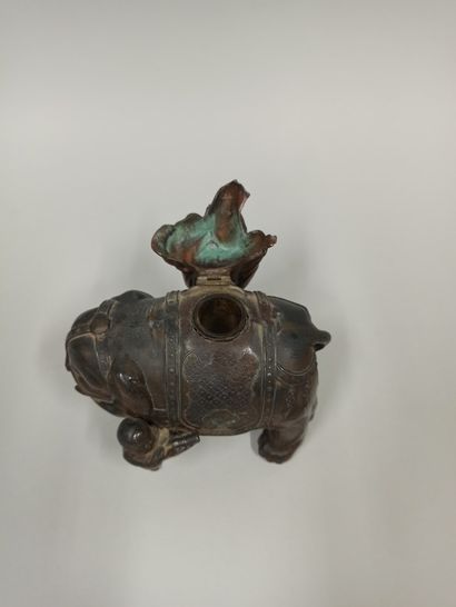 null JAPAN - MEIJI period (1868 - 1912)

Perfume burner in bronze with brown patina,...