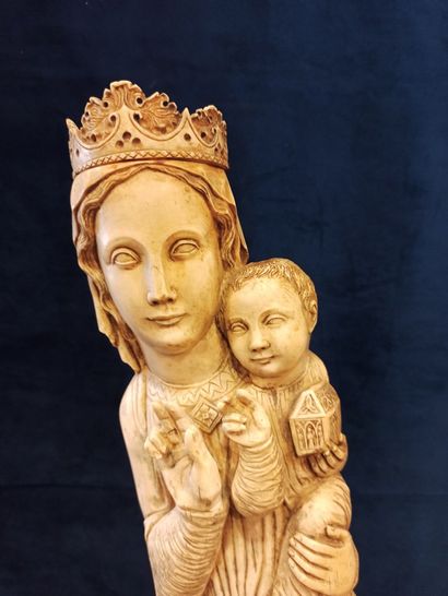 null Grande vierge à l’enfant en ivoire sculptée dans le goût des vierges médiévales,...