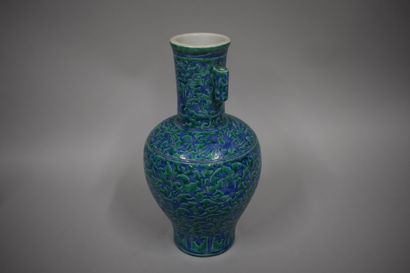 null CHINE - Moderne

Vase en porcelaine émaillée en bleu sous couverte de lotus...