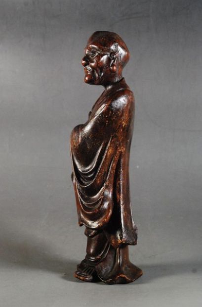 null CHINE - Début XXe siècle

Statuette de Luohan debout en bois sculpté, les manches...