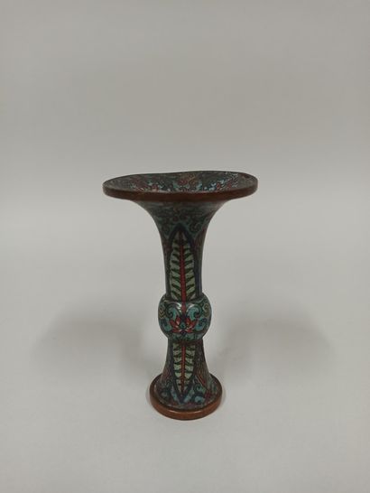 null CHINE - XIXe siècle

Petit vase «gu» en bronze et émaux cloisonnés polychromes...