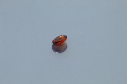 null 
Grenat ovale orange sur papier. 




Poids : 1.26 ct.
