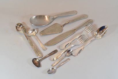 null Six silver plated flatware



A lot of silver plated metal is joined to it including...