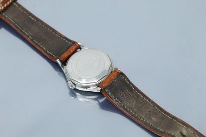 null MIDO

Montre bracelet d'homme, boîtier rond en métal argenté, cadran à fond...