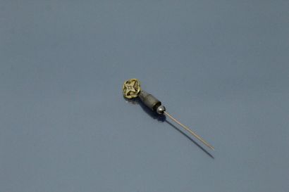 null Tie pin in 18K (750) gold with star pattern.

Gross weight: 2.35 g.