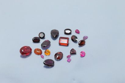 null Lot de pierres fines dont grenats de tailles diverses (cabochon, ovale, poire,...
