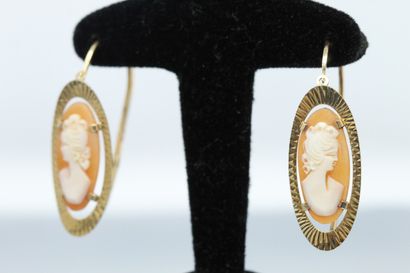 null Pair of 18K (750) yellow gold earrings set with shell cameos representing a...