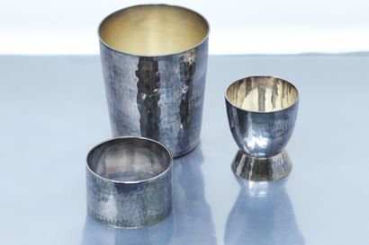 null CHRISTOFLE 

Set of birth in hammered silver plated metal including: a tumbler,...