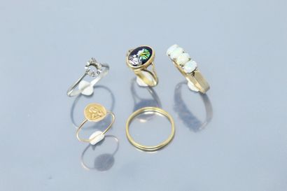 null Lot of four 18k (750) yellow and white gold rings. 

One 18k (750) white gold...