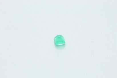 null Rectangular emerald with cut sides on paper. 

Weight : approx. 1.10 ct.