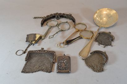 null Lot composed of a dance card, a serving spoon, a purse, a silver handbag frame....