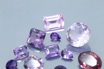 null Lot of twelve amethysts of various sizes (cabochon, oval, pear, square) on paper....