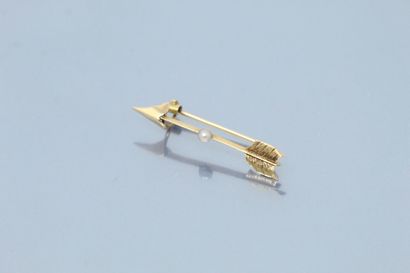 null 18k (750) yellow gold brooch in the shape of an arrow, with a baroque pearl...