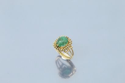  18k (750) yellow gold openwork ring set with a cabochon emerald (chips). 
Finger...