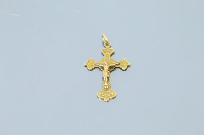 Croix pendentif en or jaune 18k (750). 
Haut....