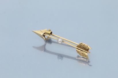 null 18k (750) yellow gold brooch in the shape of an arrow, with a baroque pearl...