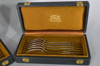 null Set of twelve silver coffee spoons (Minerve).

In a case signed SERVAN. 

Total...