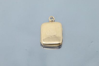  An 18k (750) yellow gold pendant with a filigree design and a monogrammed "SG" stamp....