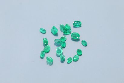 null Lot of 20 oval emeralds on paper 

Weight of the emeralds : 11,34 cts. 

BA...