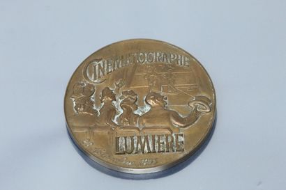 null Médaille en bronze

Avers en rond de bosse : profils gauches des frères LUMIERE...