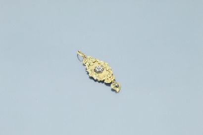  Pendentif en or jaune 18k (750) orné de petites perles 
Poids brut : 2.04 g.