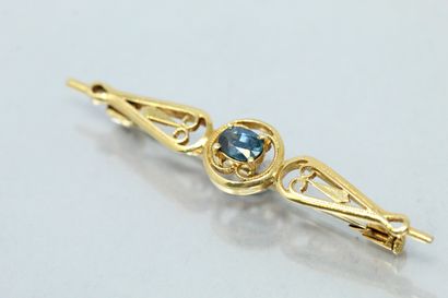  18k (750) yellow gold brooch with a filigree design and an oval sapphire. 
Diameter:...