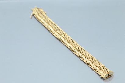  Bracelet en or jaune 18k (750) à mailles tréssées. 
Tour de poignet : 20 cm. - Poids...