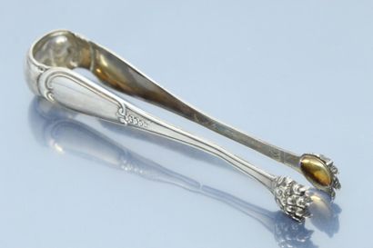 null Silver sugar tongs (Minerva) with lion claws.

L. : 14.80 cm. Weight : 69.20...
