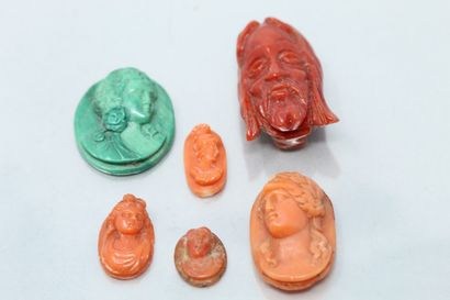 null Lot of four cameos in round of bumps on coral representing busts of men and...