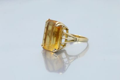null 18k (750) yellow gold ring set with a rectangular cut citrine. 

Circumference...