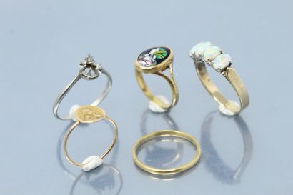  Lot of four 18k (750) yellow and white gold rings. 
One 18k (750) white gold ring...