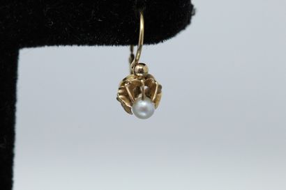 null Paire de boucles d'oreilles en or jaune 18k (750) ornées de petites perles.

Poids...
